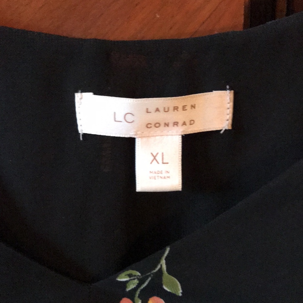 Blouse with ruffled sleeves and lace detail - Picture 3 of 6